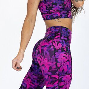 CONSTANTLY VARIED GEAR Lily Pink Capris Leggings CVG Large